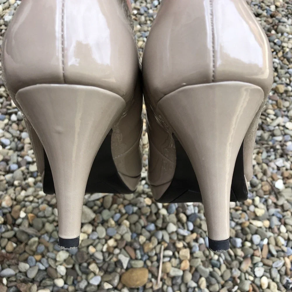 BANDOLINO Beige Shiny Nude Taupe Heels 8.5 M Neutral Pumps Peep Toe Shoes